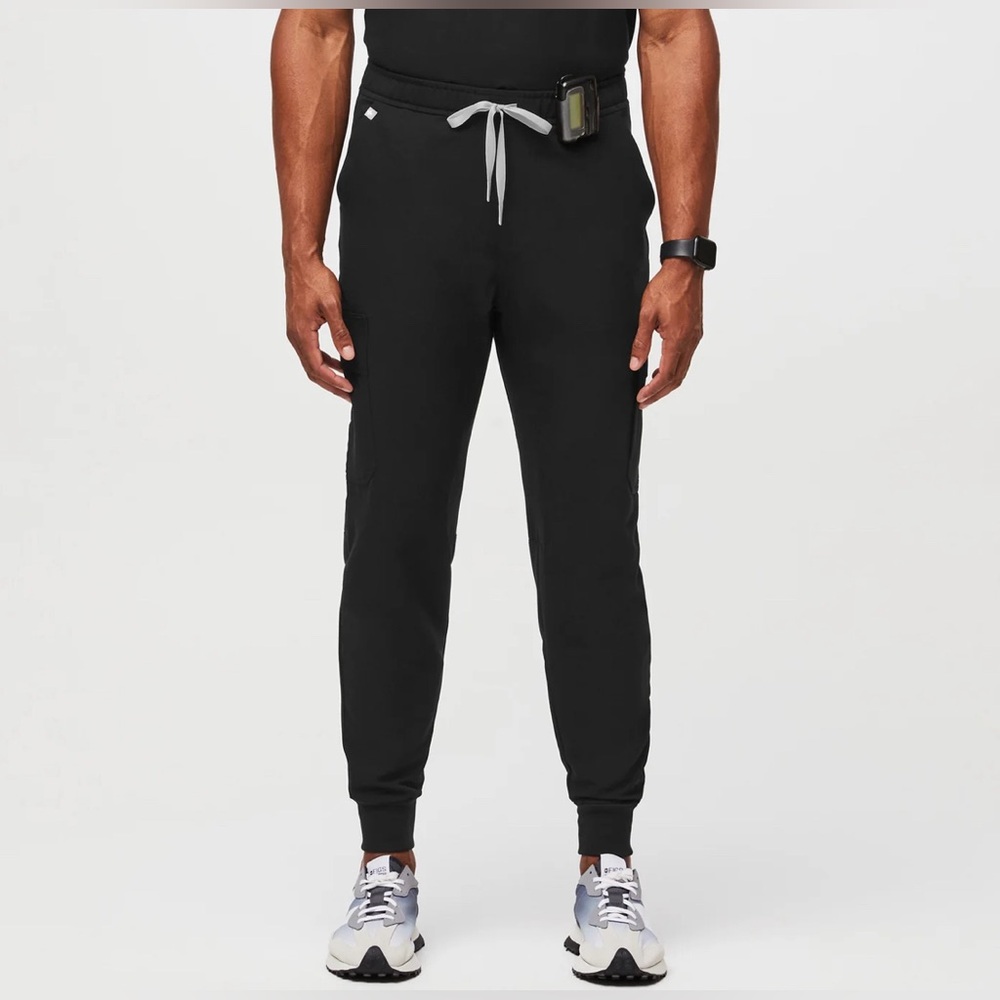 •FIGS• men’s Black utility pocket tansen nwot jogger size: M waist/ S length